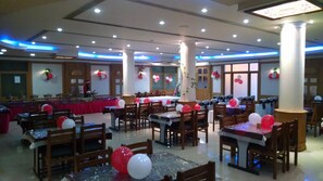 4 من المطاعم، الأطباق العالمية