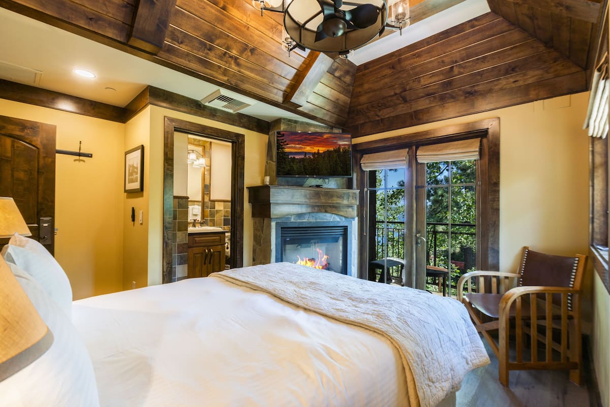 Sugar Pine Suite, Queen Bed with Lake View