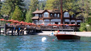 Un chalet au bord du lac, doté d’un quai, d’un espace extérieur aménagé et d’un bateau.
