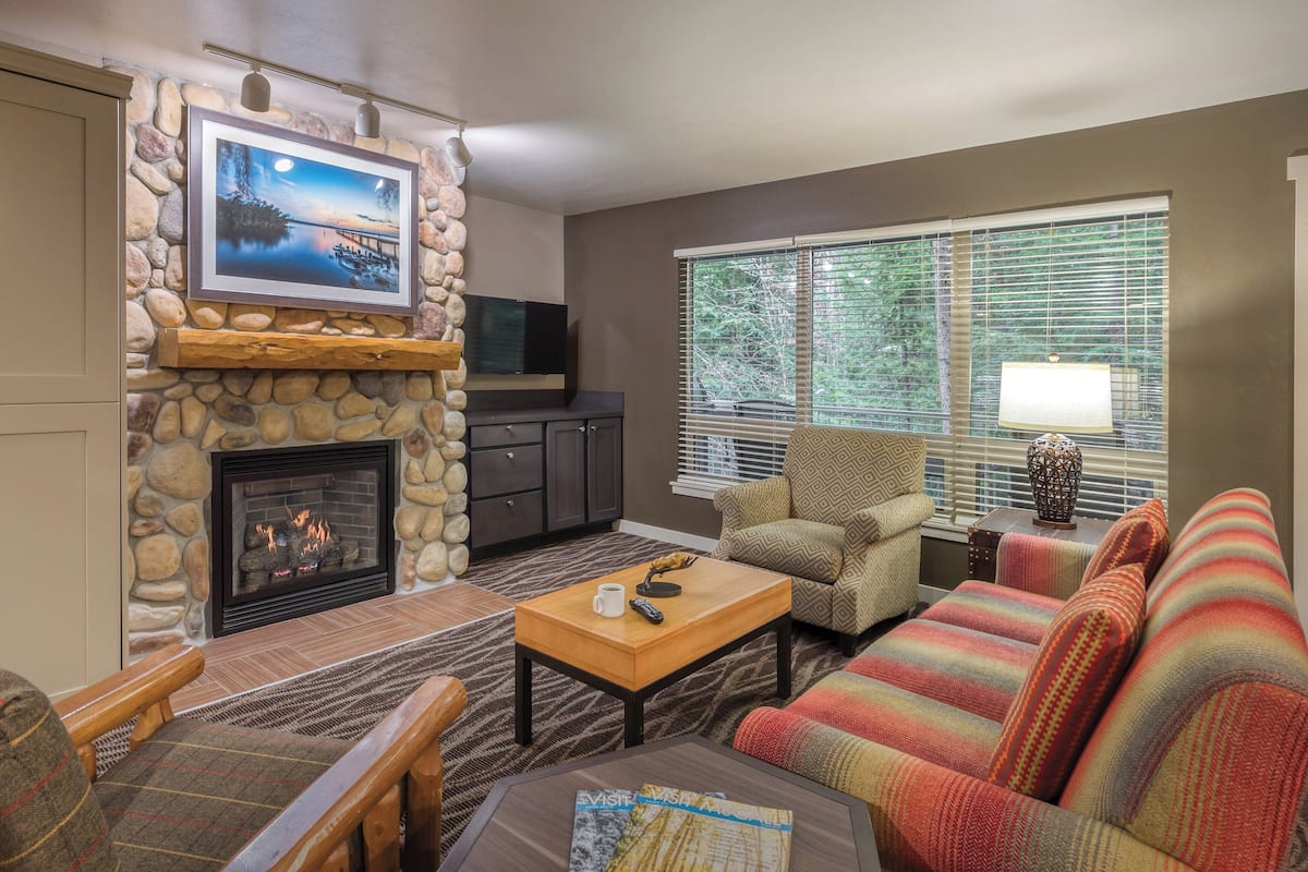 Standard Condo, 2 Bedrooms, Non Smoking, Kitchen | Living room | LCD TV, fireplace, DVD player