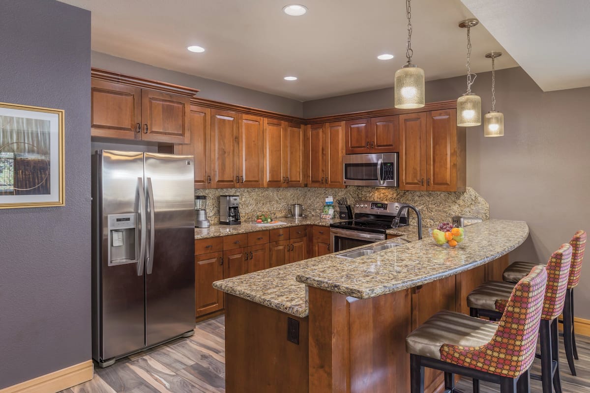 standard condo, 2 bedrooms, non smoking, kitchen | private kitchen | fridge, microwave, oven, stovetop