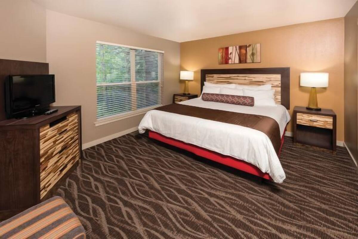 2 bedrooms, iron/ironing board, WiFi (surcharge), bed sheets
