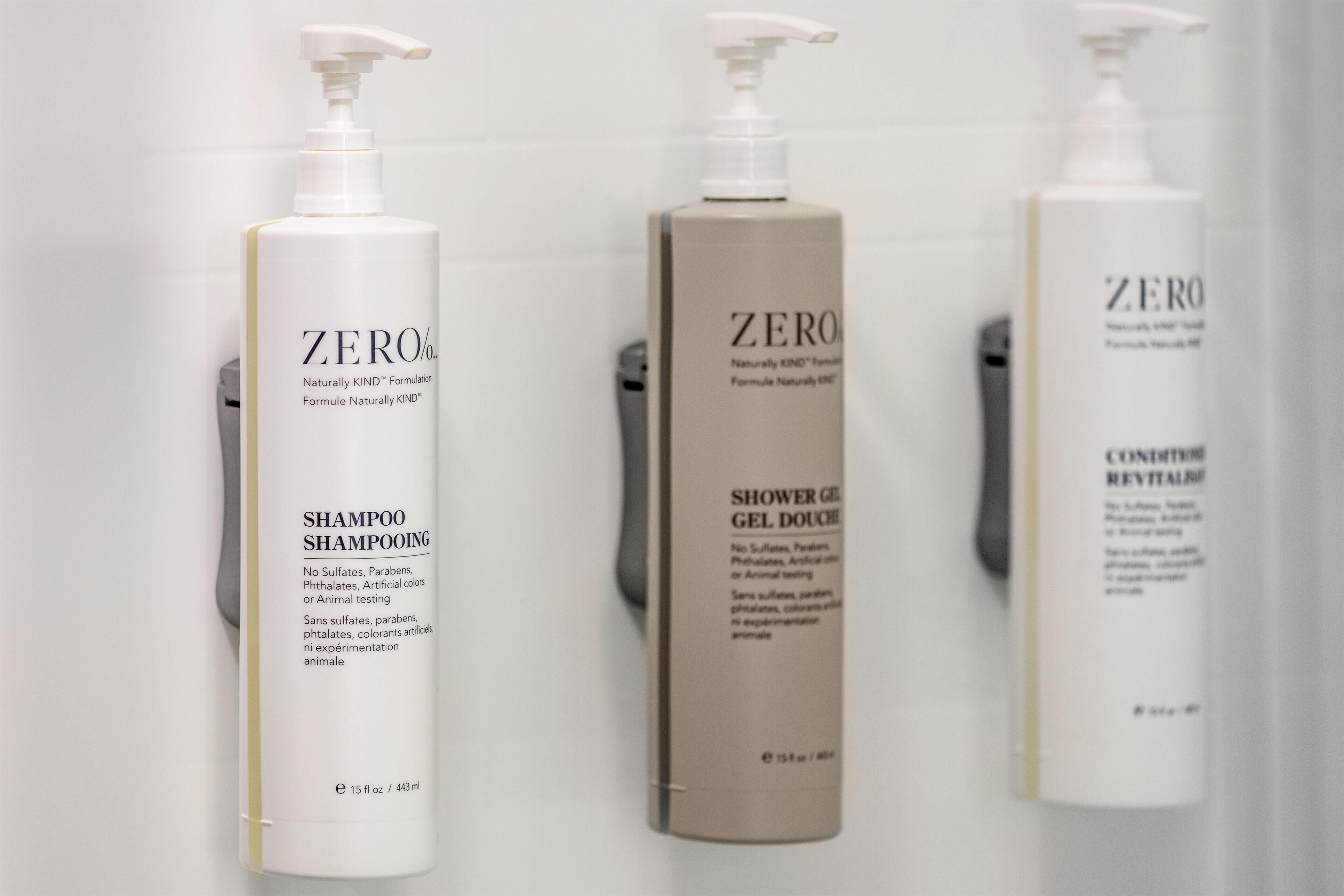 Drie flessen 'ZERO' shampoo en conditioner.