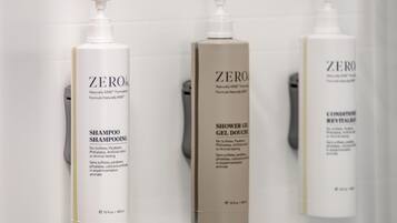 Drie flessen 'ZERO' shampoo en conditioner.