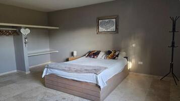 Comfort Studio, 1 King Bed, Courtyard Area | In-room safe, laptop workspace, soundproofing, free WiFi