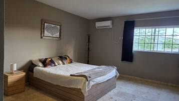 Comfort-studio, 1 suuri parisänky, näköala pihalle, piha-alue | Tallelokero huoneessa, kannettavalle tietokoneelle sopiva työtila