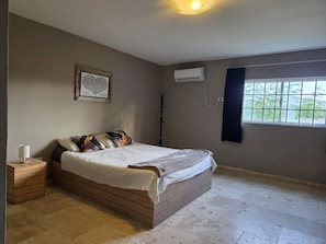 Estúdio conforto, 1 cama King, vista para o pátio, no pátio | Cofres nos quartos, espaço de trabalho para notebook