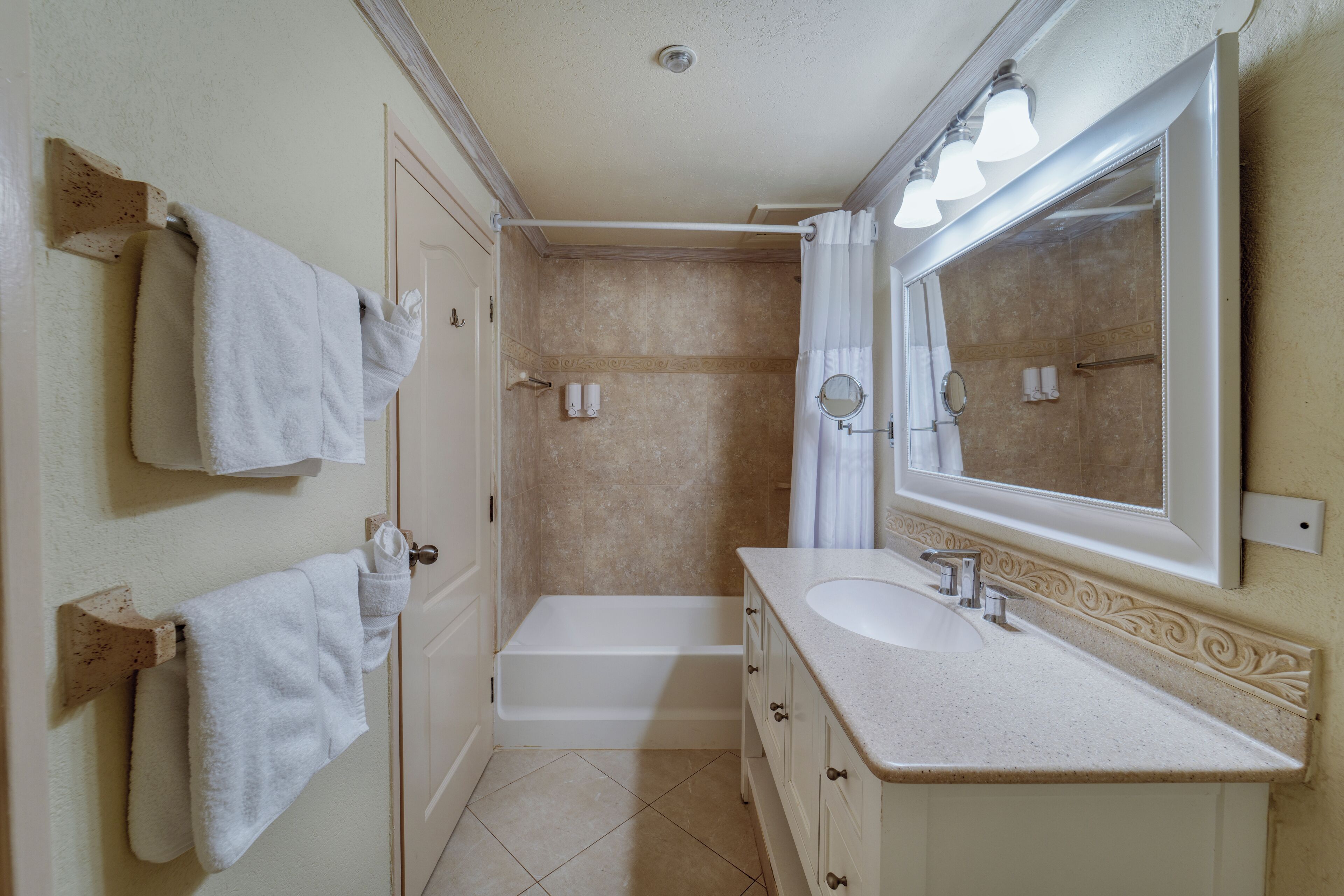 luxury suite, 1 bedroom | bathroom | free toiletries, hair dryer, towels