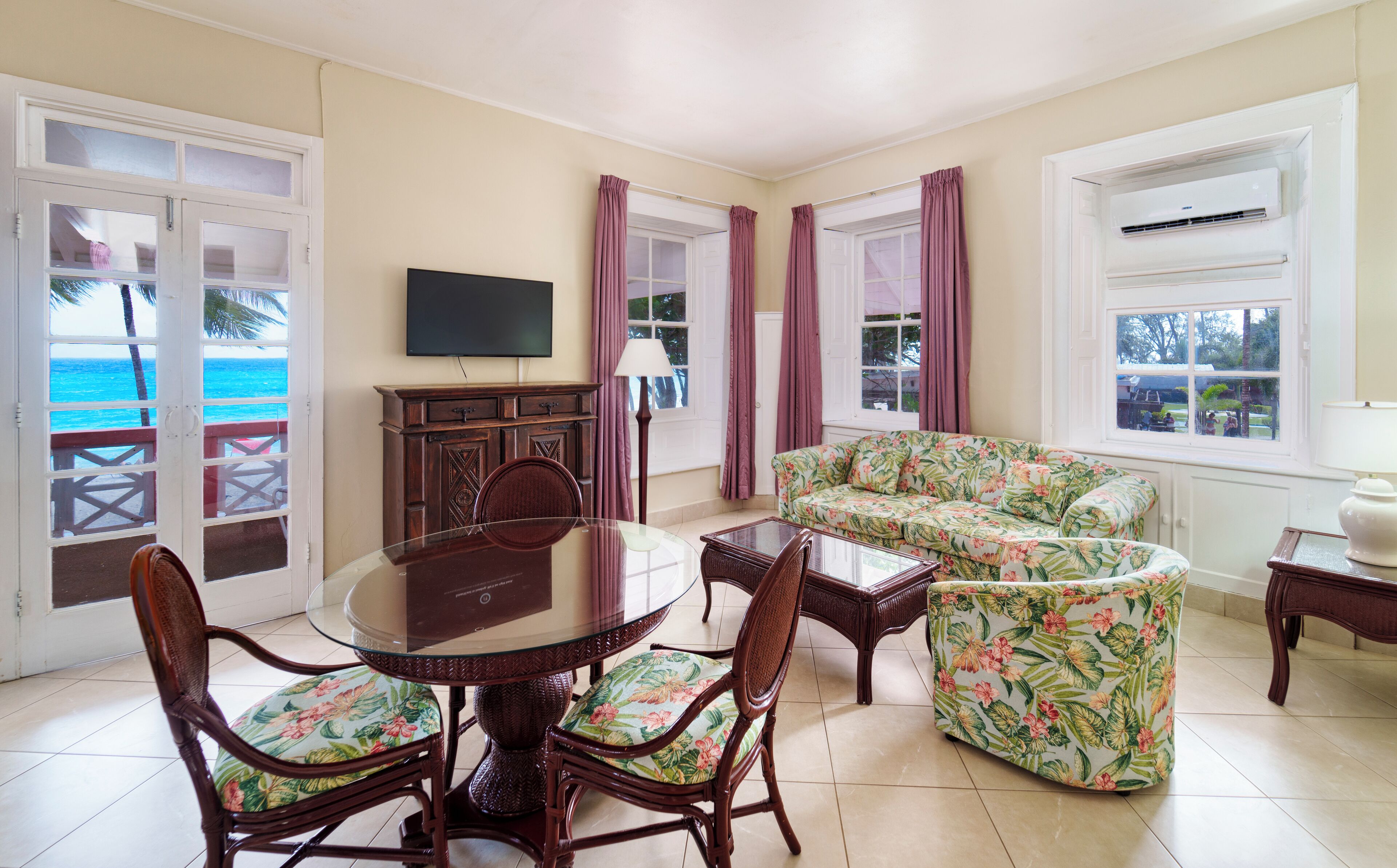 junior suite | living area | tv