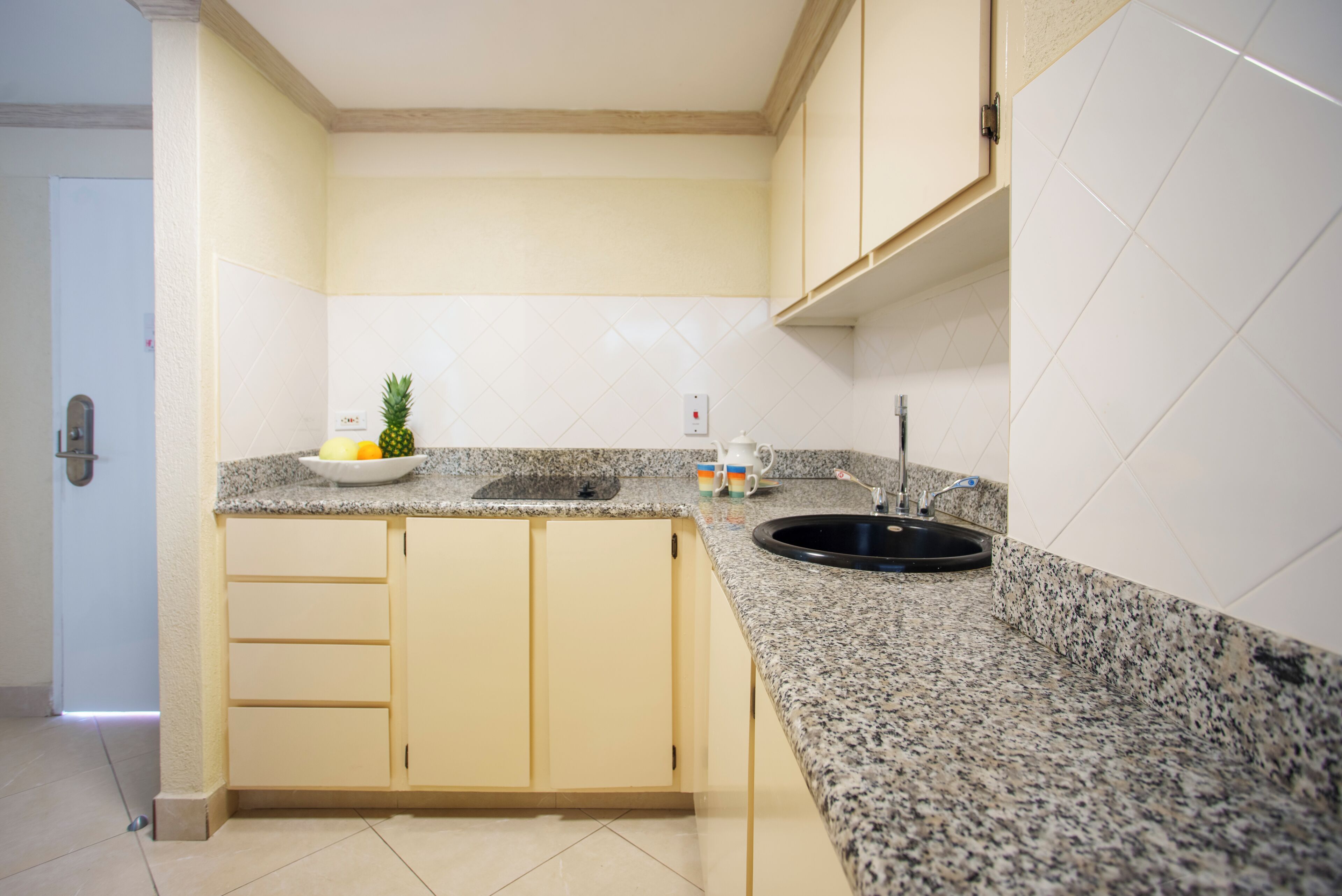 luxury suite, 1 bedroom | private kitchen | fridge, electric kettle