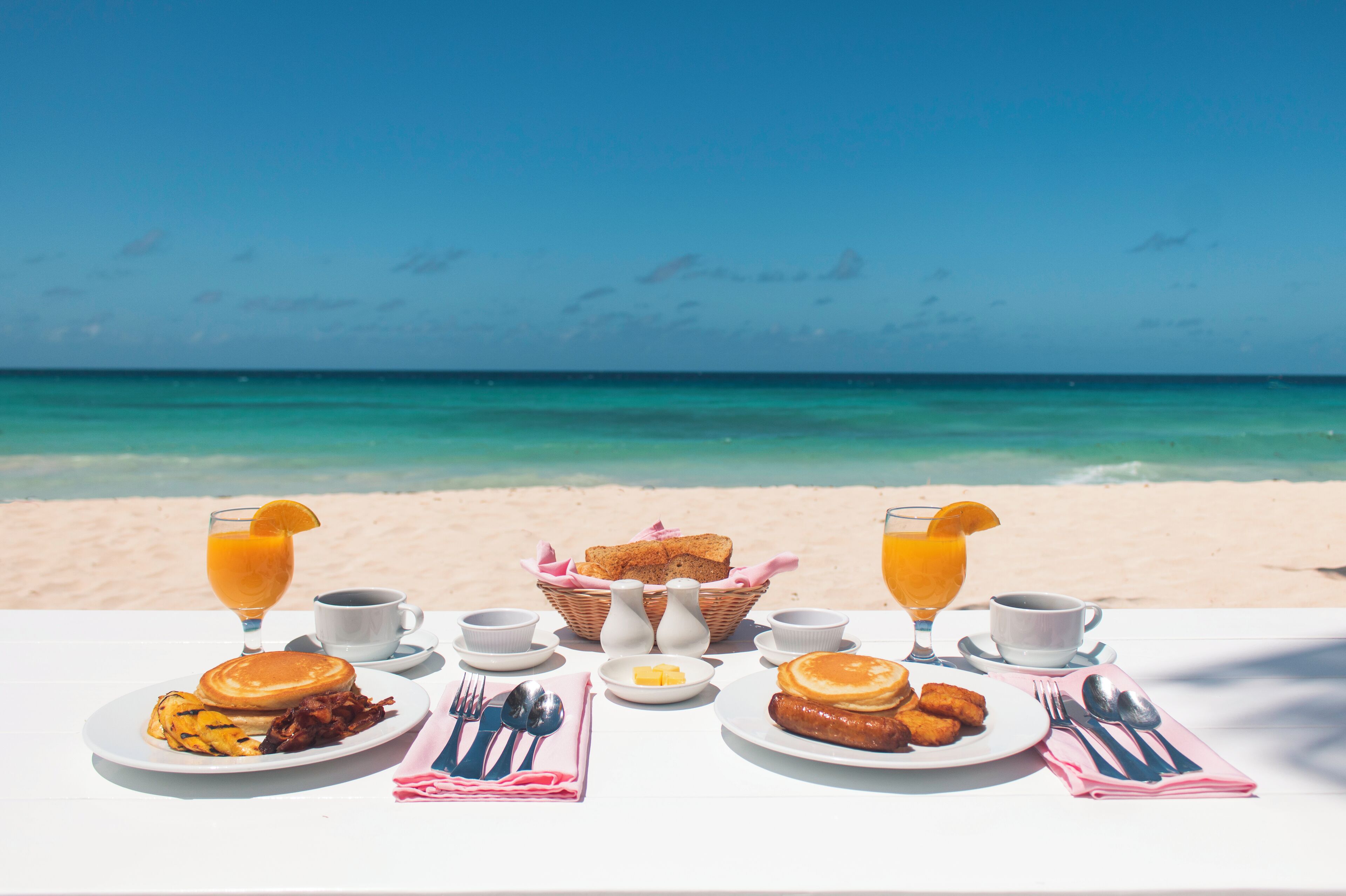 朝食 (ビュッフェ)、毎日提供 (1 名様 31.20 USD)