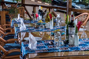 Se sirven desayunos y cocina local e internacional, junto a la piscina
