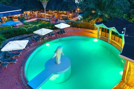 Breakfast, lunch, dinner and brunch served . Dolphin Suites