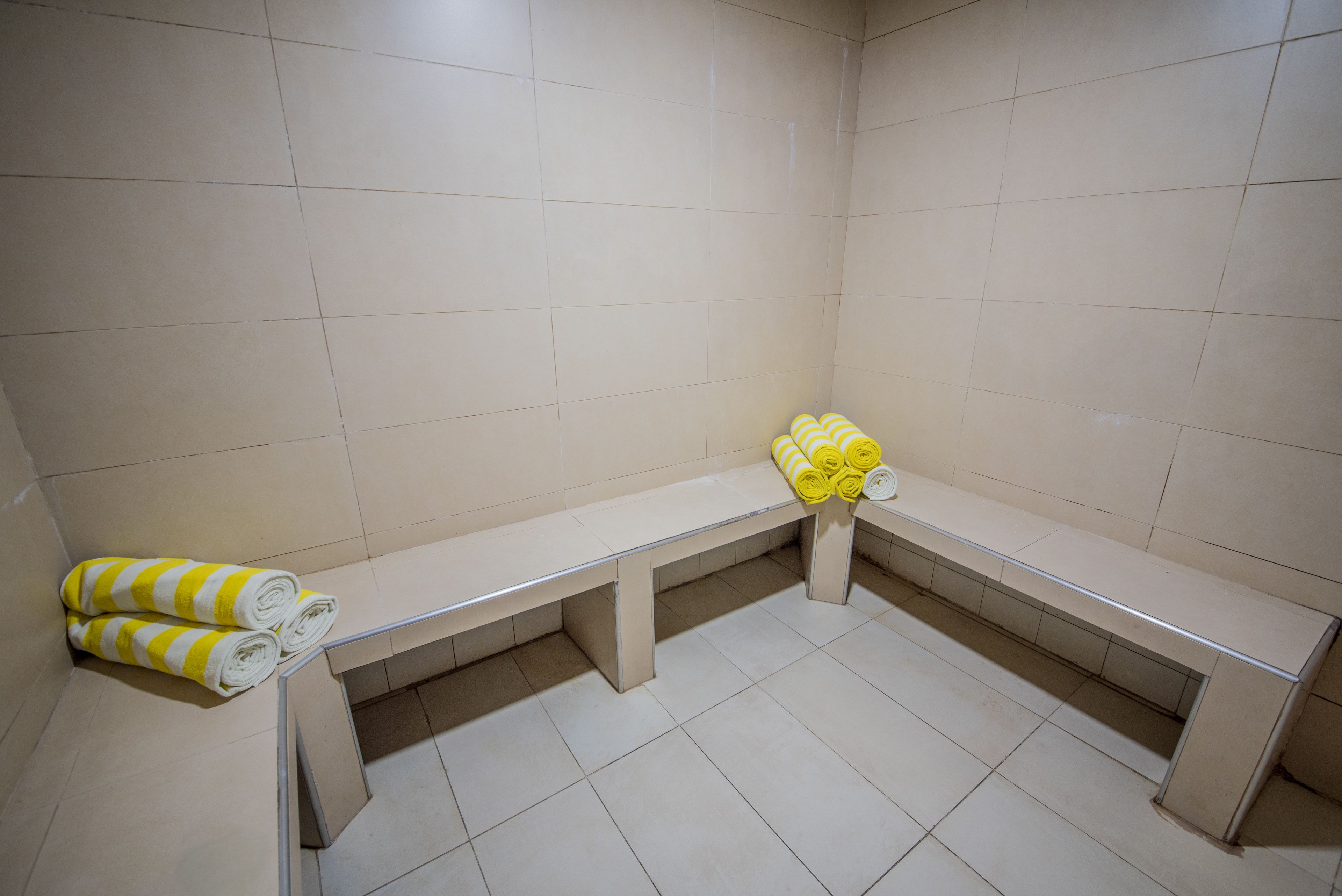 Couples treatment rooms, deep-tissue massages, Swedish massages