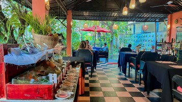 Se ofrece un desayuno completo (5 USD por persona)