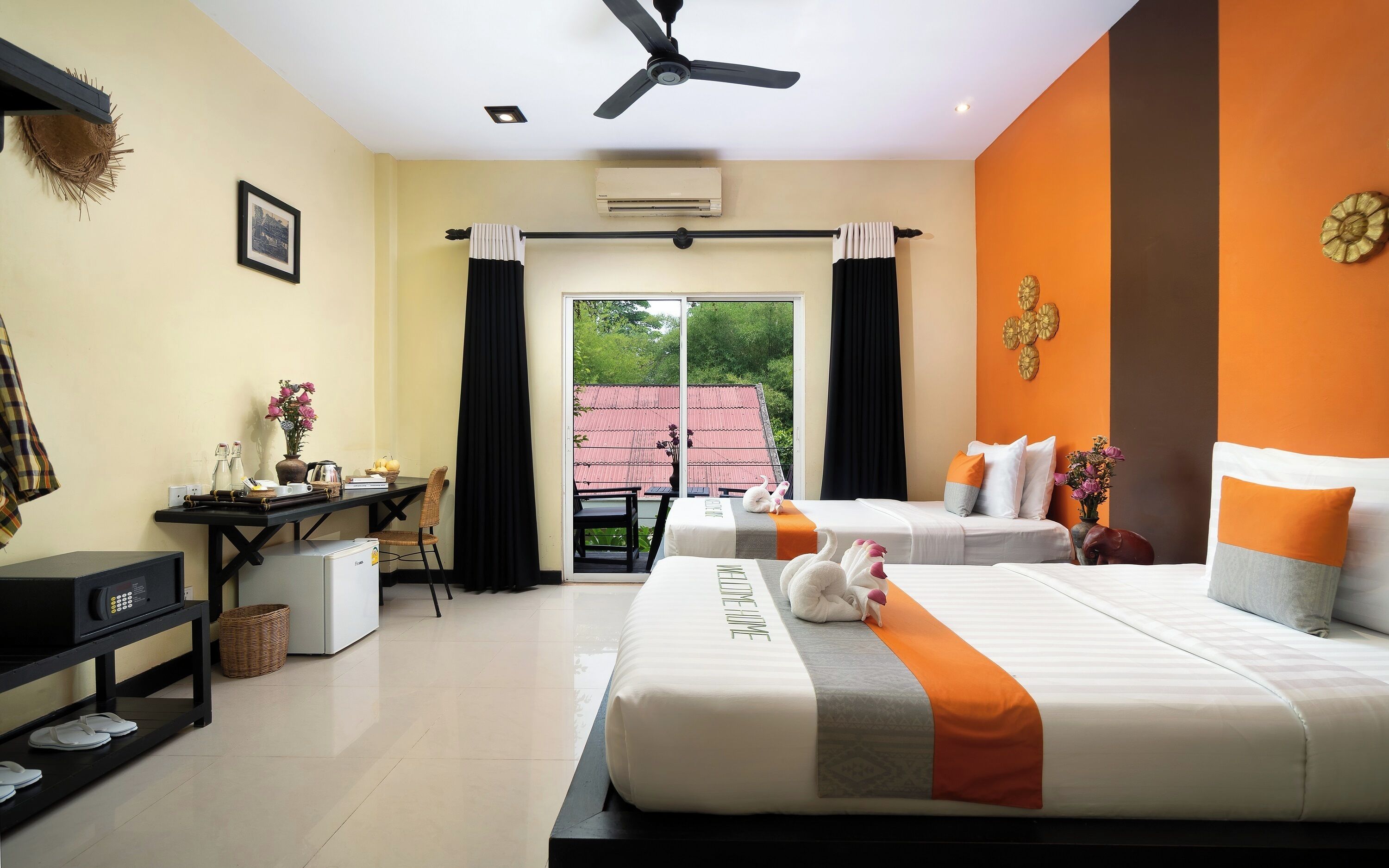 Deluxe Twin Room with Balcony - Free Pick Up | Room amenity