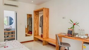Family Room With Terrace Pool Access - Free Pick Up