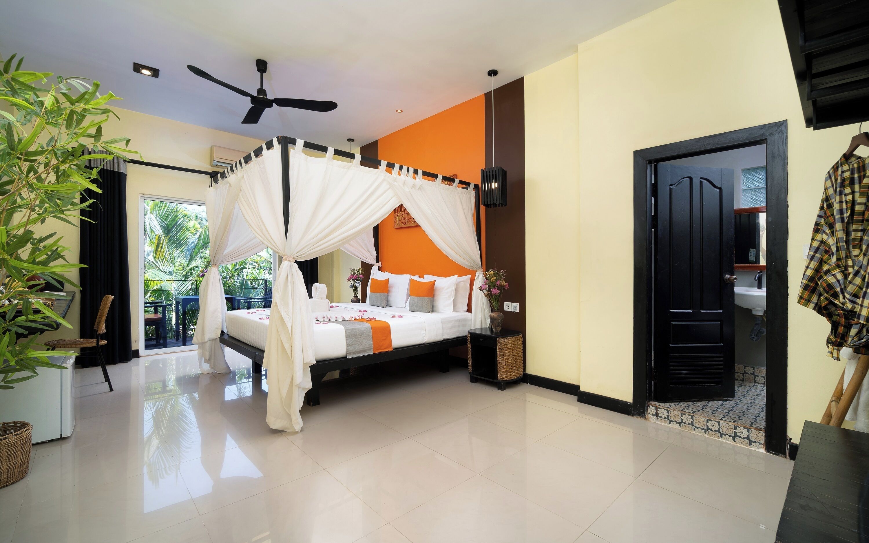 Studio Double Room with Balcony and Pool View - Free Pick Up | Premium bedding, minibar, in-room safe, desk