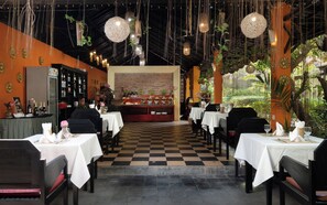 Breakfast, lunch, dinner served; international cuisine, pool views  - Home Indochine D'angkor (Siem Reap)