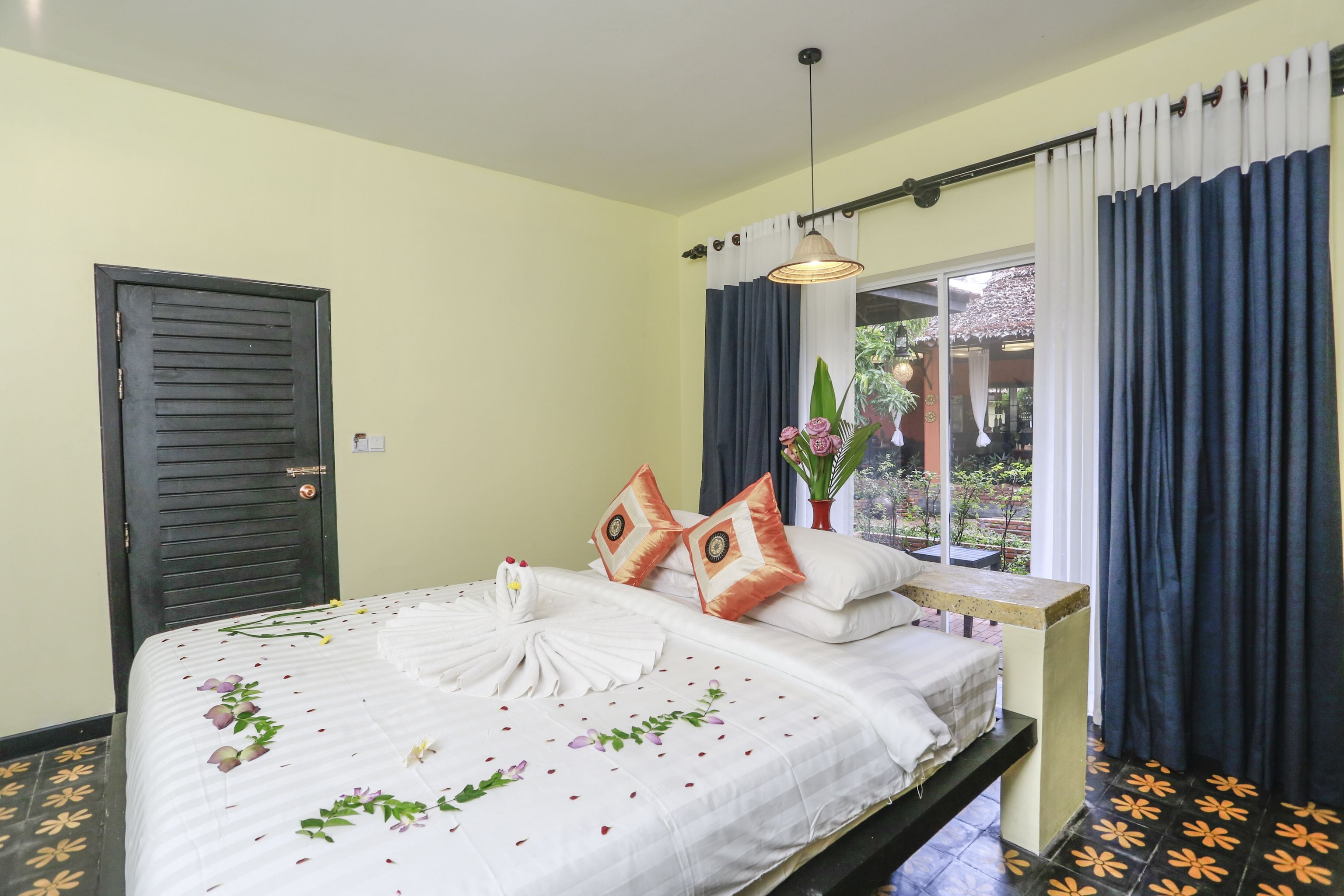 deluxe double without breakfast – free airport pick up | premium bedding, minibar, in-room safe, desk