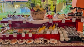 Petit déjeuner complet (5 USD par personne)