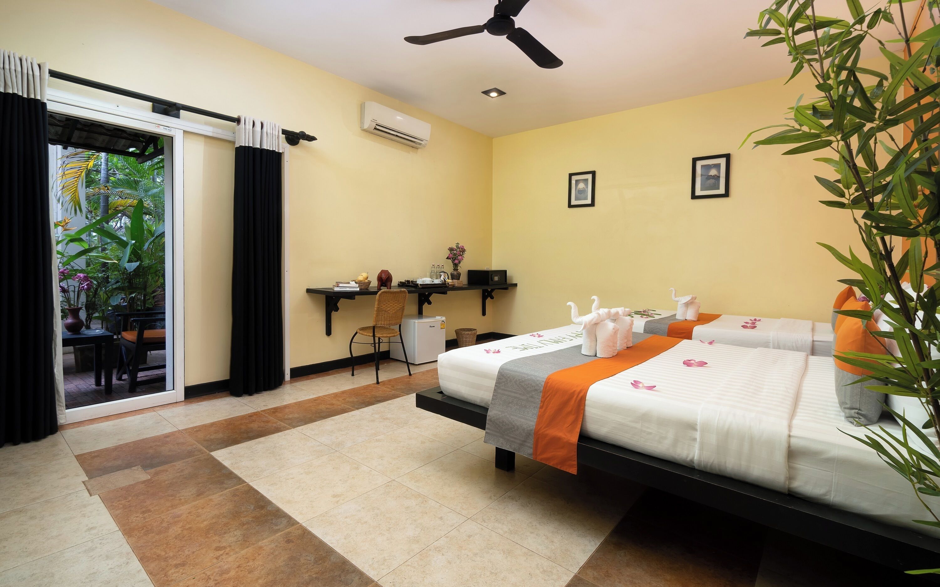 Family Deluxe Room with Balcony - Free Pick Up | Room amenity