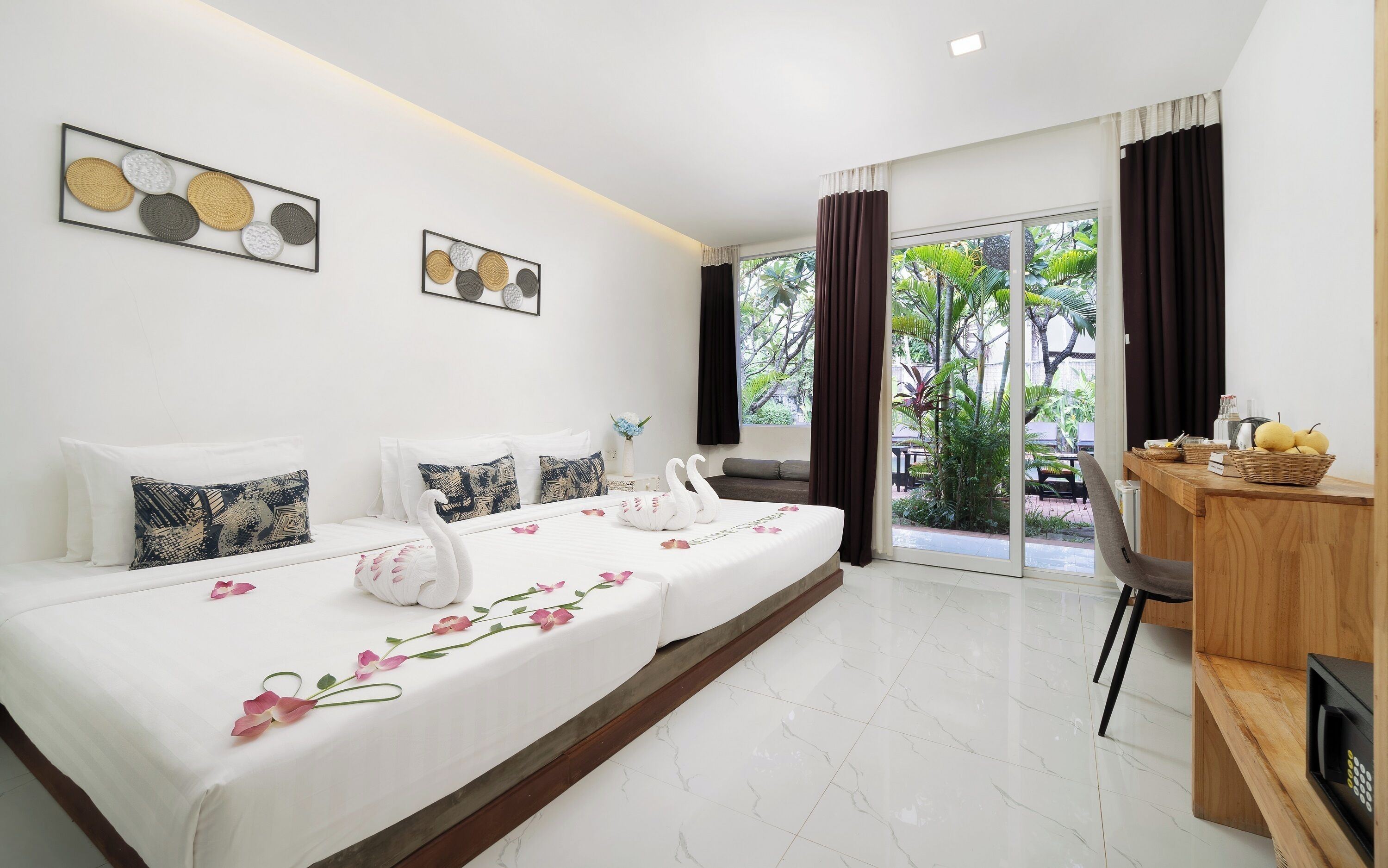 Family Room With Terrace Pool Access - Free Pick Up