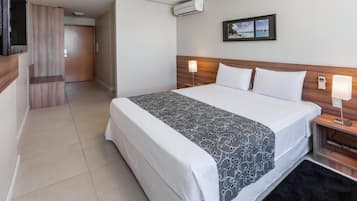 Apartamento Deluxe | Minibar, caja fuerte, escritorio y sistema de insonorización