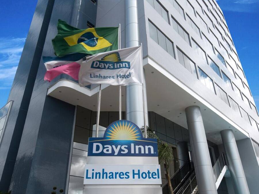 Schild des Days Inn Linhares Hotels mit brasilianischer Flagge und Logo von Sun Inn.