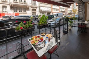 Breakfast served, Turkish cuisine - Regno Hotel (Istanbul)