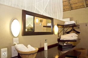 Suite (Ngoma) | Badkamer | Een aparte badkuip en douche, een diep bad, een regendouche