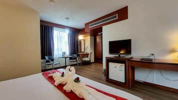 Deluxe Room | Minibar, in-room safe, blackout drapes, free cribs/infant beds