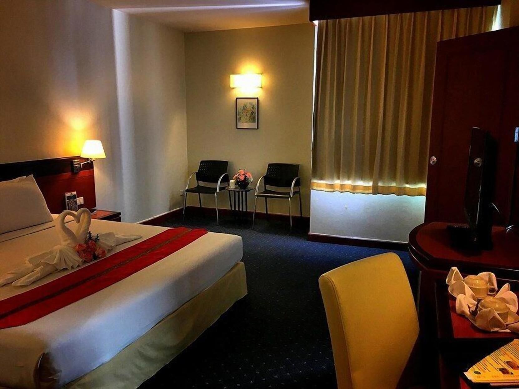 Minibar, caja de seguridad en la habitación y cortinas blackout 