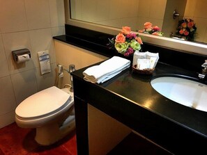 Deluxe Oda | Banyo | Ayrı küvet ve duş, ücretsiz banyo/kozmetik ürünleri 