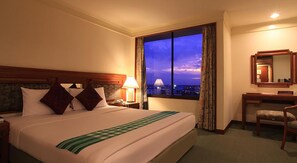 Minibar, escritorio y espacio para trabajar con laptop 