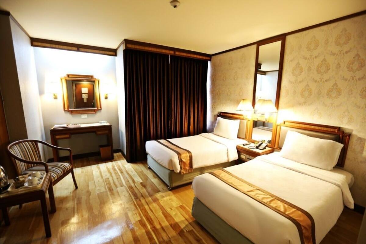 ميني بار ومكتب ومساحة عمل للكمبيوتر المحمول وستائر تعتيم