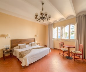 In-room safe, iron/ironing board, bed sheets - La Santa María (Sitges)