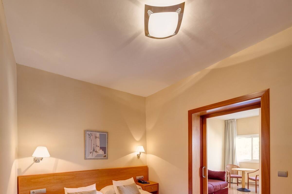 In-room safe, iron/ironing board (on request), bed sheets
