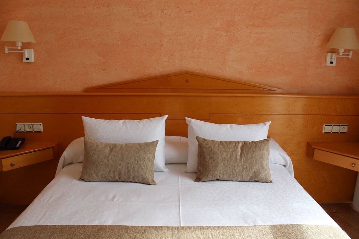 In-room safe, iron/ironing board (on request), bed sheets