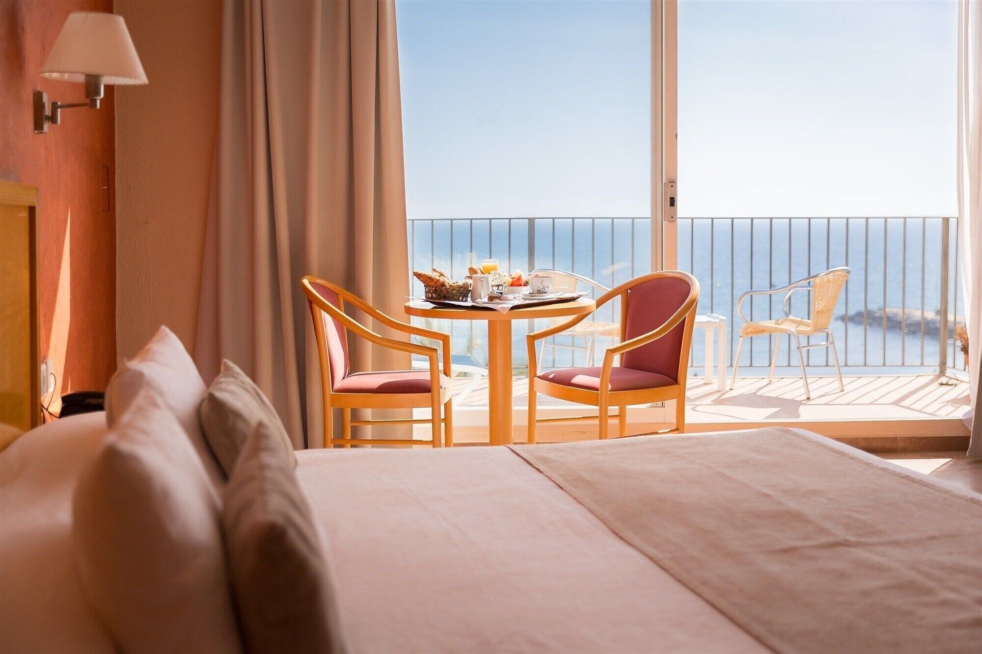 Tallelokero huoneessa, silitysrauta/-lauta, vuodevaatteet