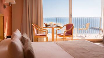 Tallelokero huoneessa, silitysrauta/-lauta, vuodevaatteet