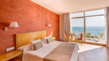 Tallelokero huoneessa, silitysrauta/-lauta, vuodevaatteet