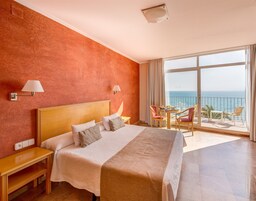 In-room safe, iron/ironing board, bed sheets