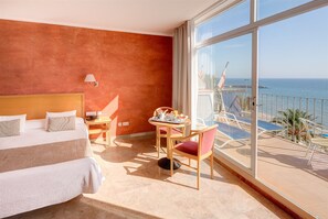 Safe på rommet, strykejern/-brett og sengetøy