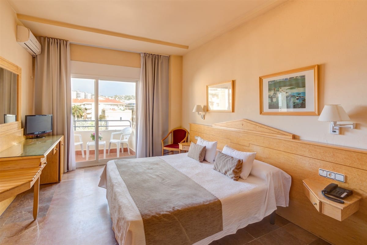 In-room safe, iron/ironing board (on request), bed sheets