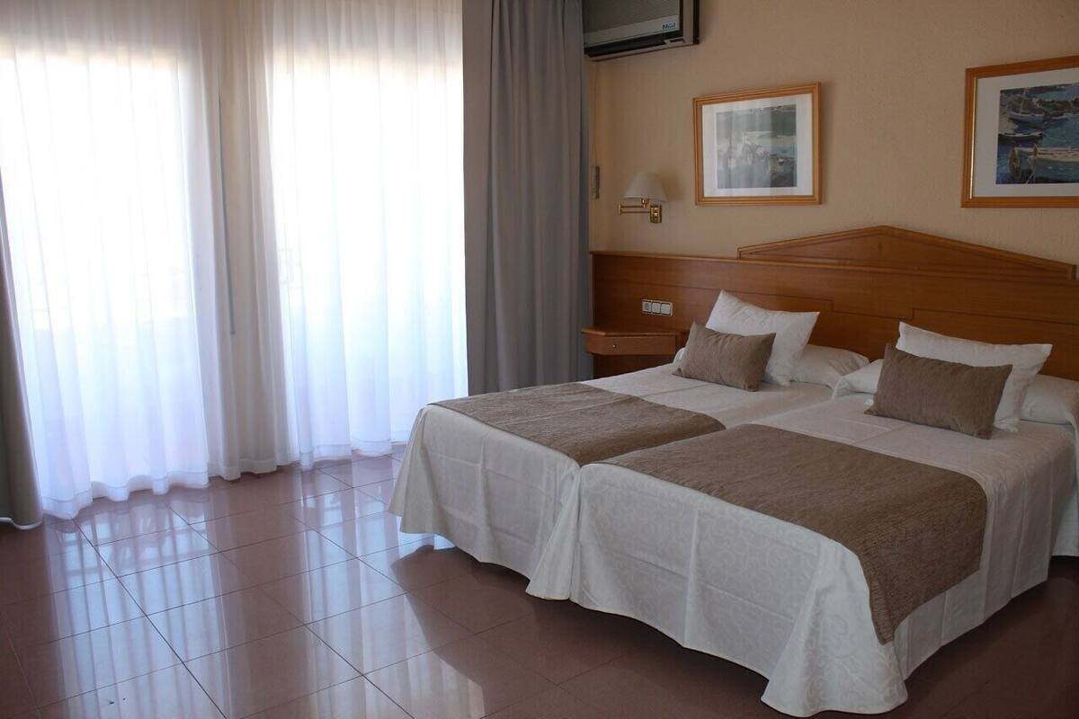 In-room safe, iron/ironing board (on request), bed sheets