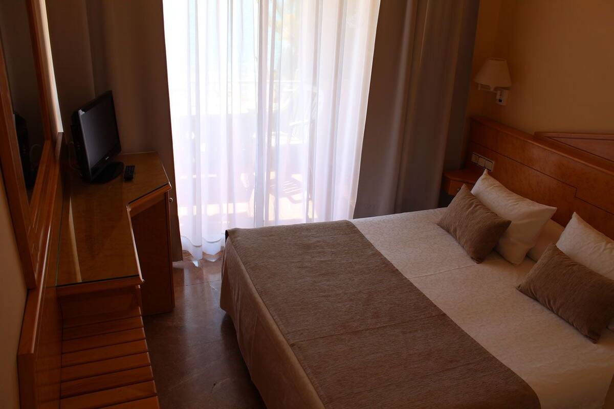 In-room safe, iron/ironing board (on request), bed sheets