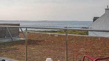 Habitación superior con 1 cama doble o 2 individuales, vistas al mar | Minibar, caja fuerte, decoración individual y mobiliario individual