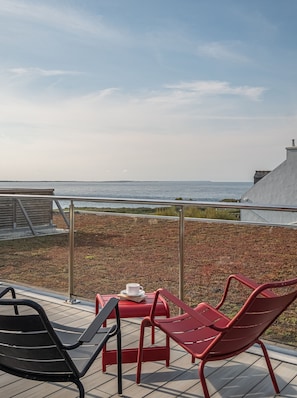 Superior Double or Twin Room, Sea View | Minibar, in-room safe, individually decorated, individually furnished