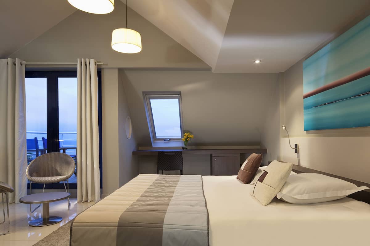 Superior Double or Twin Room, Sea View | Minibar, in-room safe, individually decorated, individually furnished